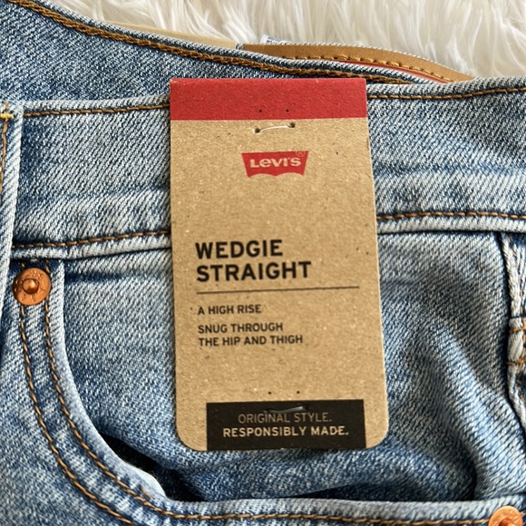 NWT Women’s Levi’s Distressed Wedgie Straight Jean - Picture 2 of 7